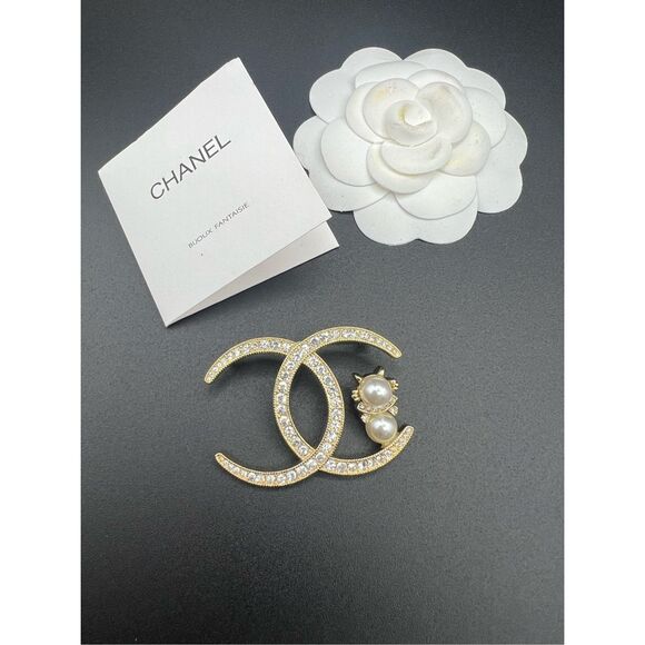 ⚡CLOSET CLEAR-OUT: PRICE DROP⚡Cc brooch pin faux pearl and rhinestones gold tone - Picture 1 of 10